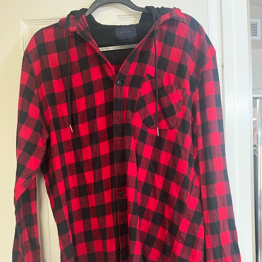 Nomad black & red checkered long sleeve flannel shirt w/hood. Button up front.